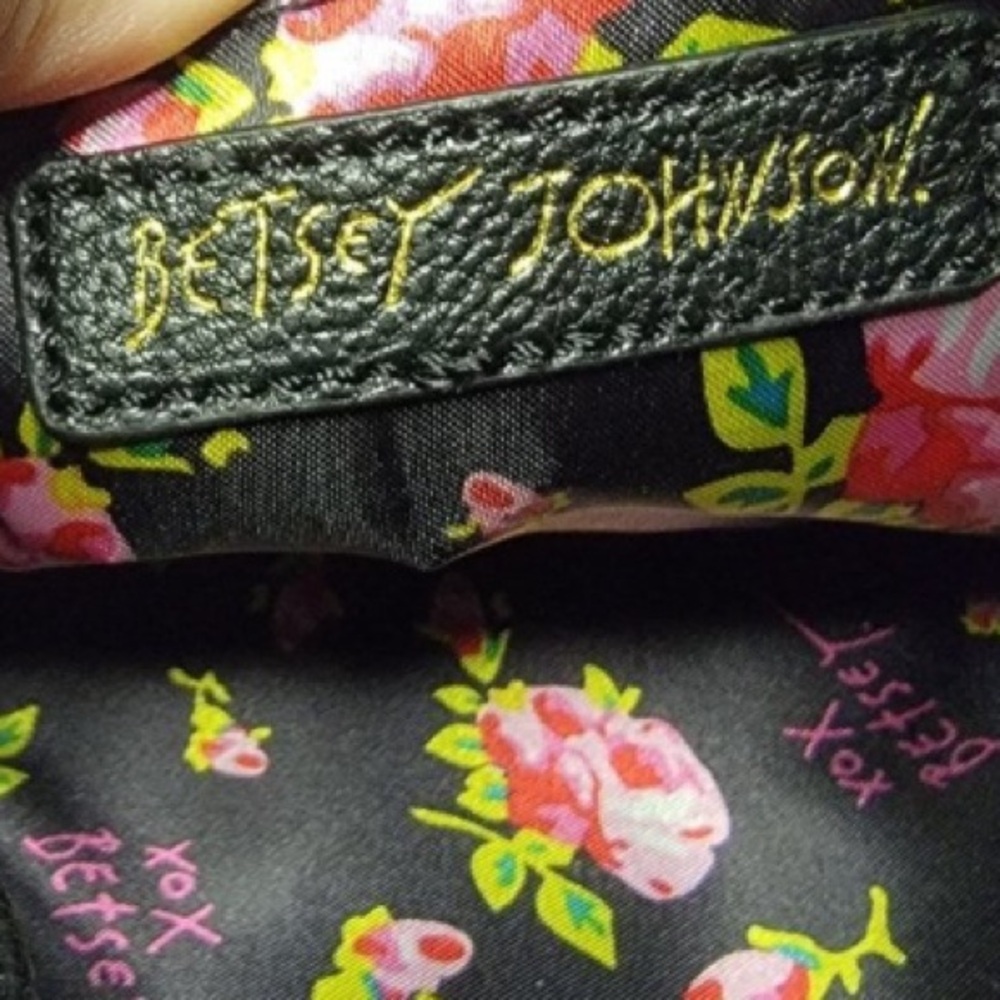 BETSEY JOHNSON Pink & Black w/ Flower Guitar Strap Purse NWOT - Picture 5 of 11